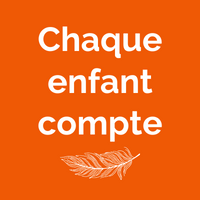Sur un fond orange se trouvent les mots que chaque enfant compte. Ci-dessous une image d'une plume blanche