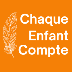 Sur un fond orange, on voit le texte Chaque enfant compte avec une plume à gauche.
