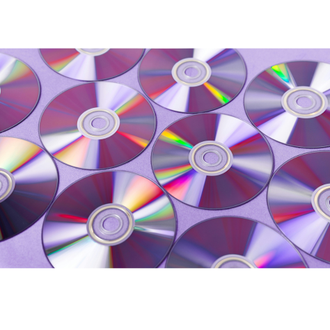 Des CD sur une table violette.