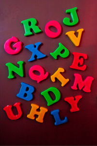 Un fouillis de lettres apparaît sur un fond sombre.