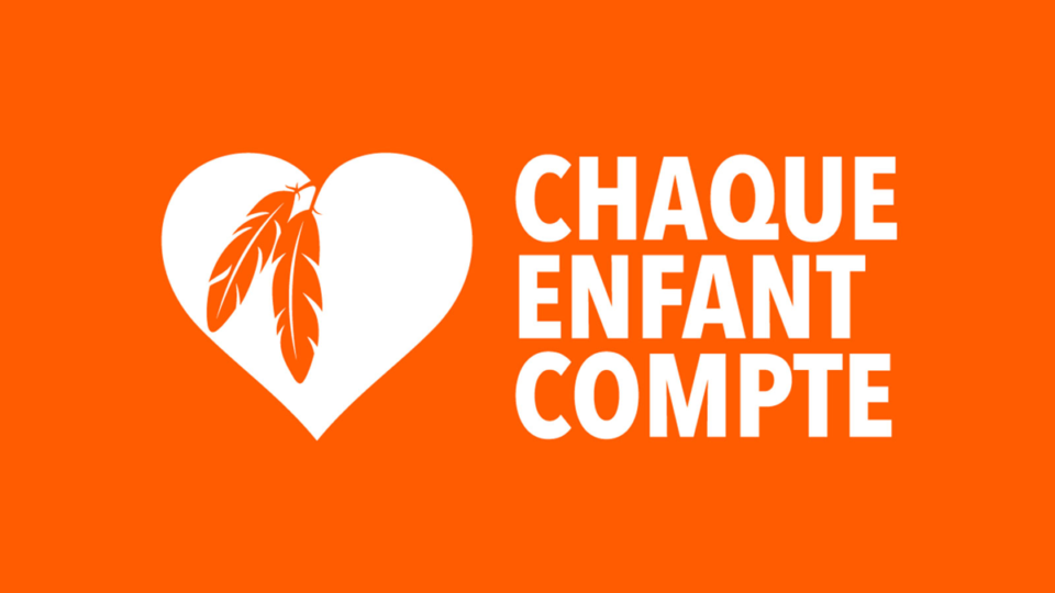Un cœur contenant deux plumes avec les mots « Chaque enfant compte » à côté sur fond orange.