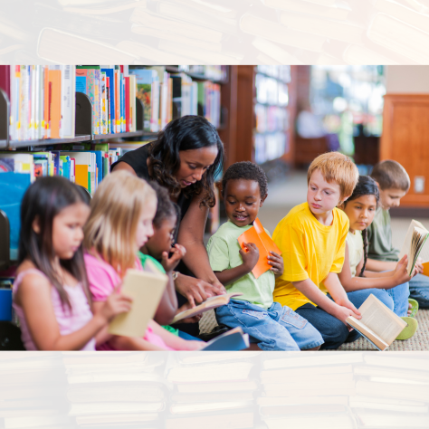 Des enfants assis en groupe de lecture et une bibliothécaire qui les aide.